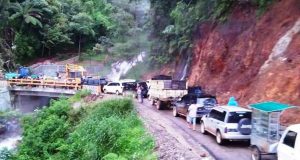 Badan Jalan Nasional Dan Provinsi Tertimbun Longsor,Balai Jalan Nasioan dan PU Provinsi Yang Tanggung Jawab