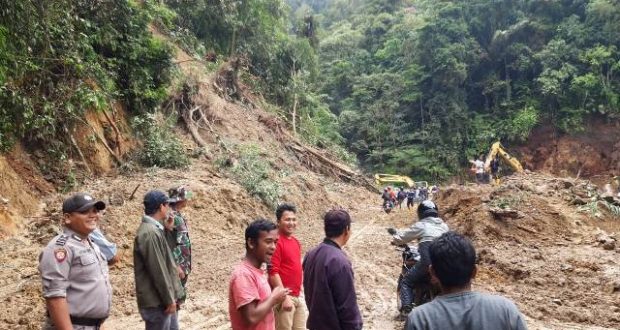 Jalan Provinsi di Tano Bato Masih Tertutup Longsor