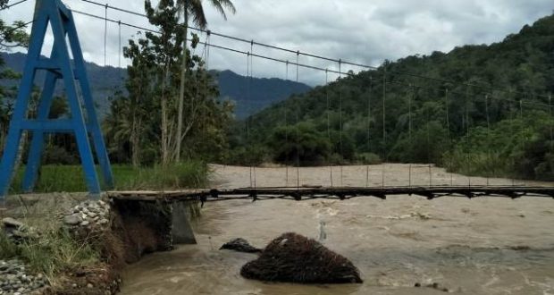 Jalan Nasional Terancam Abrasi dan Pondasi Titi Gantung di Laru Tergerus Sungai