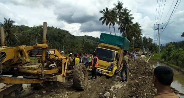 Macet dan Antrian Panjang Kembali Terjadi di Jalan Nasional Saba Pasir