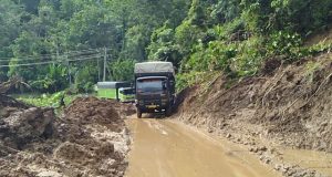 Onggokan Material Longsor di Jalan Nasional Muaramais Belum Dibersihkan