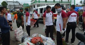 Polisi Di Madina Bersihkan Sampah Di Pinggir Jalan