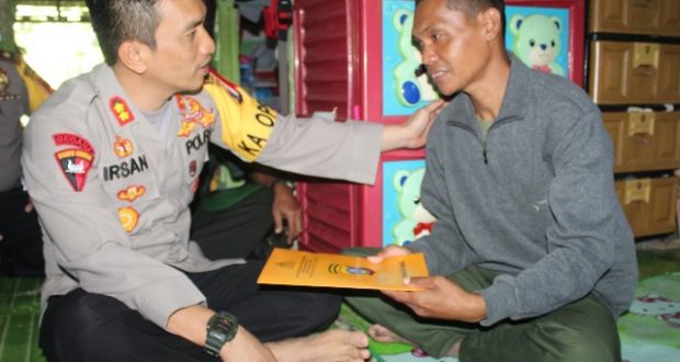 Kapolres Madina Sambangi Anggota TNI Sedang Sakit