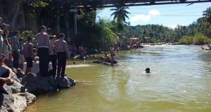 2 Orang Korban Mobil Travel Yang Nyemplung Ke Sungai Batang Natal Diduga Masih Berada Didalam Mobil