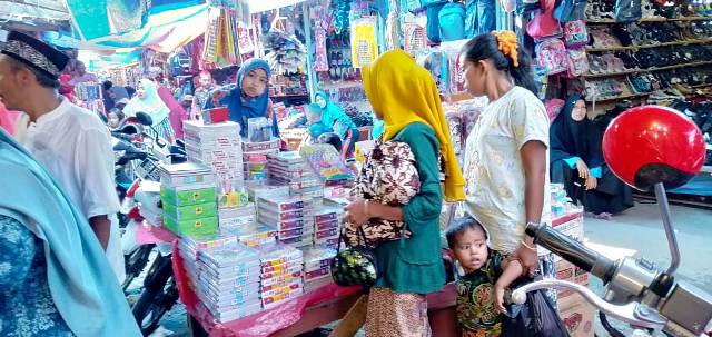 Pembeli Serbu Pedagang Buku di Pasar Baru Panyabungan