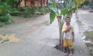 Kritik Pemerintah, Bocah Tanam Pohon Pisang di Tengah Jalan di Batang Natal