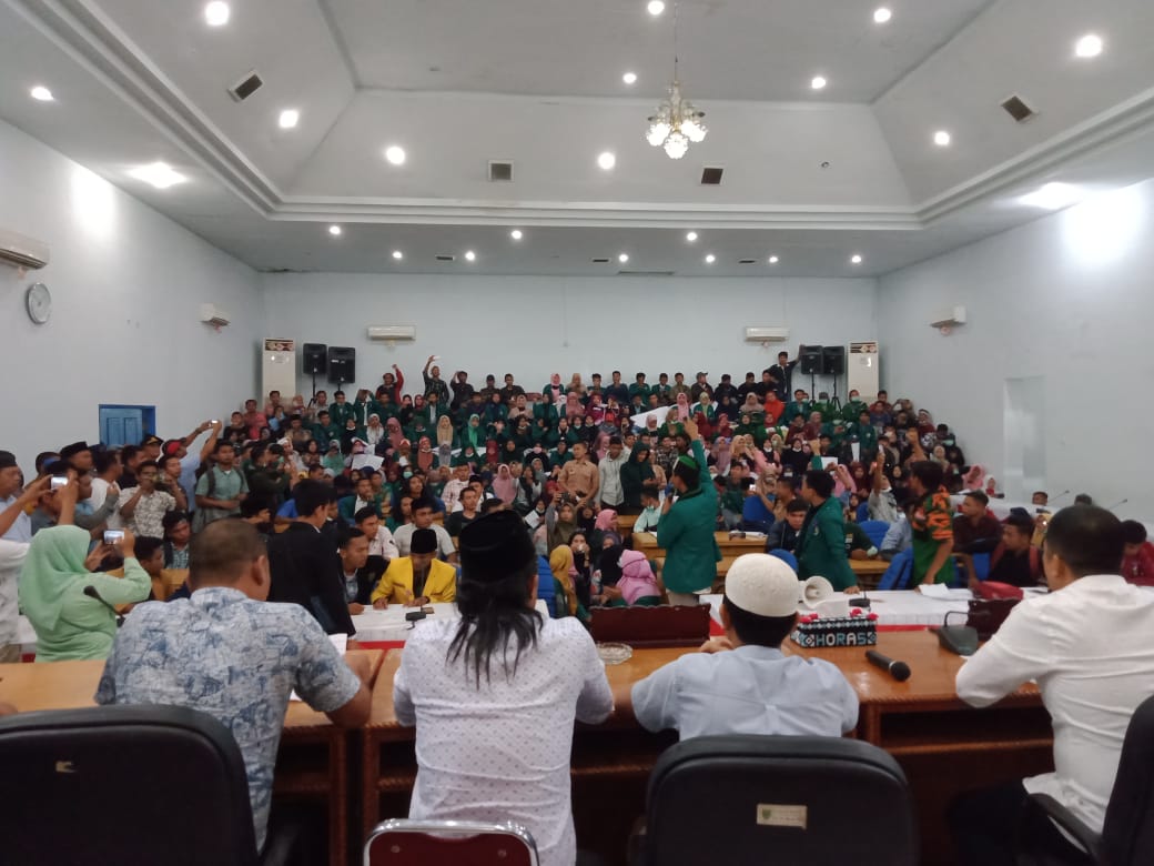 Ratusan Mahasiwa dan Pelajar Geruduk Kantor DPRD Madina