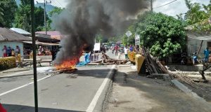 Akibat BLT, Warga Desa Hutapuli Madina Blokade Jalan Lintas Sumatera