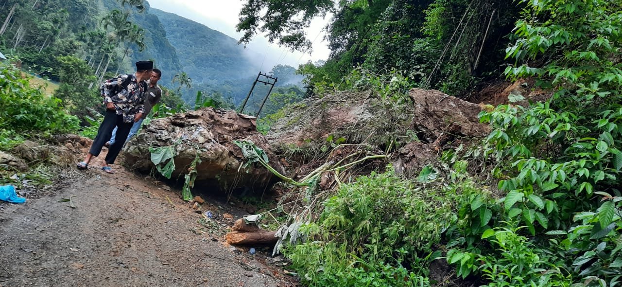 Tertimbun Longsor Jalan Lintas Provinsi Menuju Ulu Pungkut Lumpuh, 8 Desa Terisolir