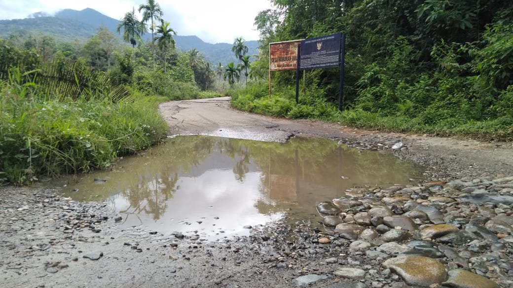 Warga Desa Roburan Dolok Minta Pemerintah Perbaiki Jalan yang Rusak