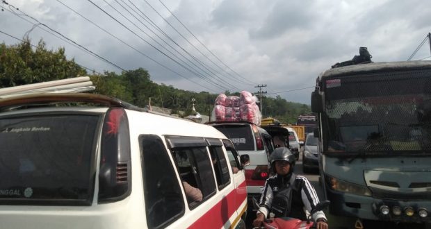 Mobil Jemputan Santri Musthafawiyah Padati Jalinsum, Kemacetan Tak Terhindarkan