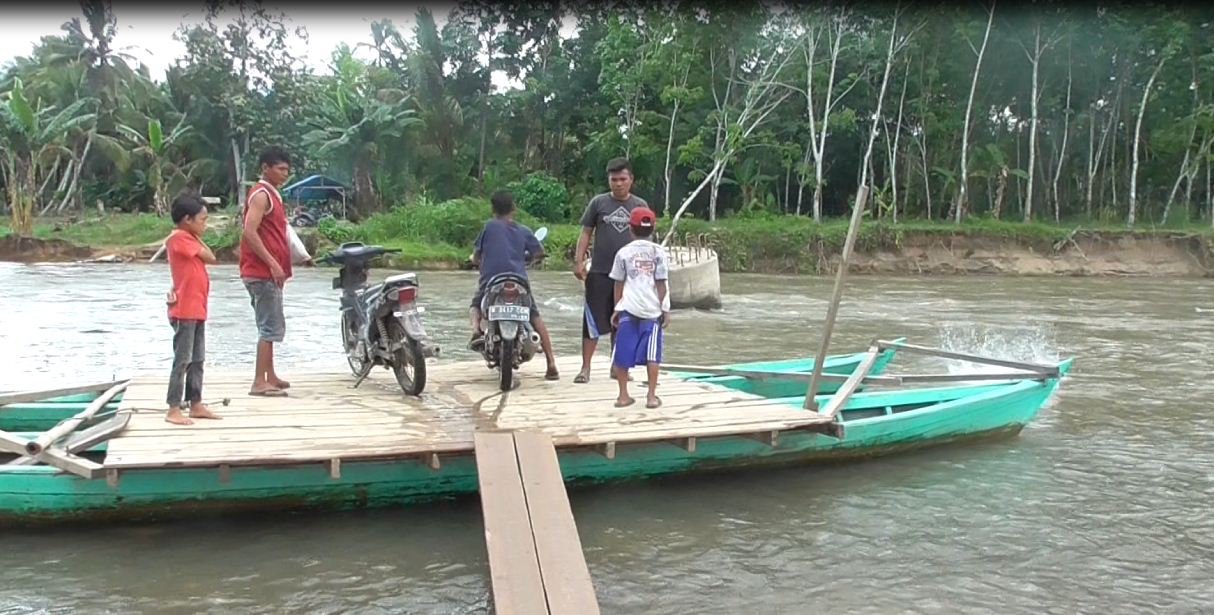 Jembatan Rusak, Warga 4 Desa Terpaksa Seberangi Sungai Pakai Perahu Rakitan