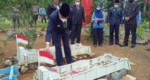 Bupati Madina Tabur Bunga di Makam Empat Pejuang di TPU Sayurmaincat