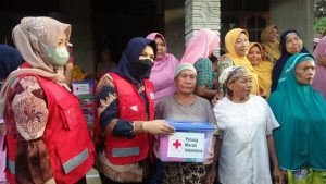 PMI Madina Bantu Korban Banjir di Desa Muara Batang Angkola