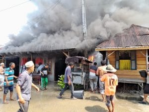 Diduga Api Bersumber dari Kompor Gas, Satu Rumah Ludes Terbakar di Desa Barbaran