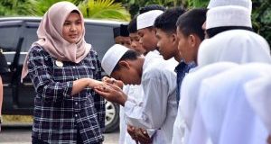 Wabup Madina Bagikan Gajinya ke Yatim-Piatu Panti Asuhan Siti Aisyah