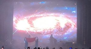 Buka Konser, LANY Kibarkan Bendera Merah Putih di Atas Panggung