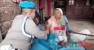 Bantuan Sembako untuk Nenek Daema dari Polres Madina
