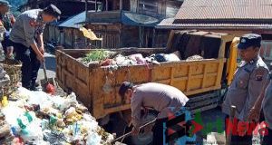 Gotong-royong Angkut Sampah di Pasar Kotanopan