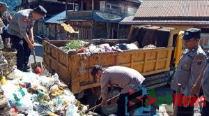Gotong-royong Angkut Sampah di Pasar Kotanopan