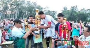 Star FC Gondol Trofi Kompetisi Sepakbola Camat Tambangan Cup 1