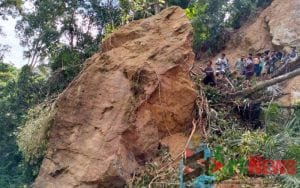 Batu Besar Ancam Keselamatan Pengguna Jalan ke Desa Simandolam