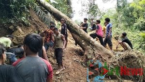 Jalan Tertimpa Longsor, Warga Dua Desa di Seberang Batang Gadis Terisolasi