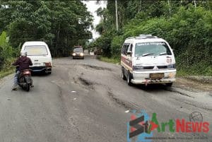 Hati-hati! Jalan Amblas Ancam Keselamatan Pengendara di Desa Lumban Pasir