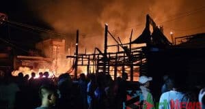 Kobaran Api Lahap 4 Rumah dan 3 Kios di Pasar Natal