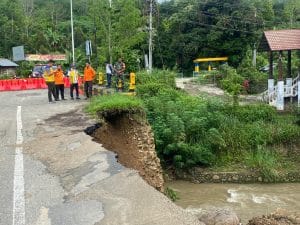 Jalan ke Pintu Masuk Komplek Perkantoran Pemkab Madina Ambruk