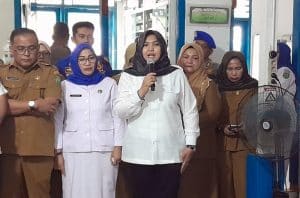 Atika Cek Fasilitas dan Bagikan Makanan Balita di Puskesmas Muarasoma