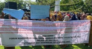 Guru PPPK yang Lulus Demo di Kantor Bupati Madina, Ini Tuntutannya