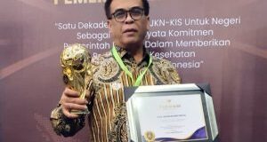 Bupati Madina Terima Penghargaan UHC Award 2024 di Jakarta