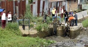 Gotong-royong Bersihkan Aek Mata di Jantung Kota Panyabungan