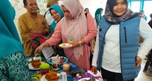 PKK Desa Pasar Laru Juarai Lomba Masak PMT di Kecamatan Tambangan