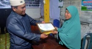 Pemdes Tambangan Tonga Serahkan Hadiah Lomba Rumah Sehat