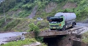 Jalan Provinsi dan Jembatan di Tanobato Sudah Setahun Dibiarkan Rusak