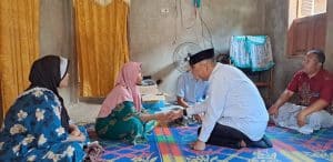 Jenguk Penderita Tumor di Desa Hutarimbaru, Saipullah Kasih Bantuan Biaya