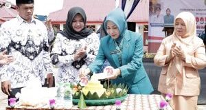 Atika Nikmati Nasi Tumpeng di Acara Peringatan HGN dan HUT ke-79 PGRI