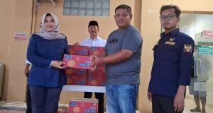 Saipullah-Atika Jenguk dan Bantu Korban Keracunan di Linggabayu