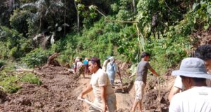 Warga Hutatonga AB Bersihkan Material Longsor Menimpa Badan Jalan